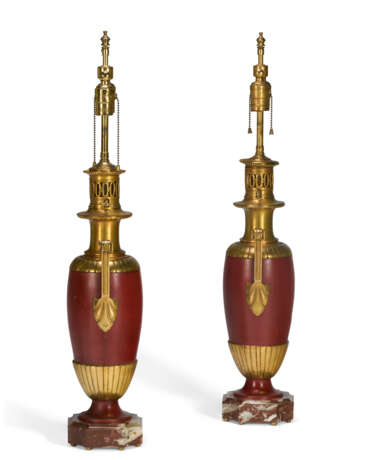 A PAIR OF FRENCH GILT-BRONZE AND RED-PAINTED LAMPS - Foto 7