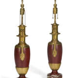 A PAIR OF FRENCH GILT-BRONZE AND RED-PAINTED LAMPS - Foto 7