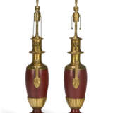 A PAIR OF FRENCH GILT-BRONZE AND RED-PAINTED LAMPS - Foto 8