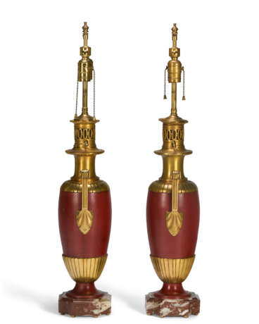 A PAIR OF FRENCH GILT-BRONZE AND RED-PAINTED LAMPS - Foto 8