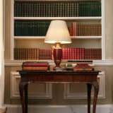 A PAIR OF ENGLISH WALNUT AND MAHOGANY SIDE TABLES - Foto 2
