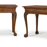 A PAIR OF ENGLISH WALNUT AND MAHOGANY SIDE TABLES - Foto 3