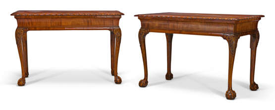 A PAIR OF ENGLISH WALNUT AND MAHOGANY SIDE TABLES - Foto 3