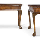 A PAIR OF ENGLISH WALNUT AND MAHOGANY SIDE TABLES - Foto 4