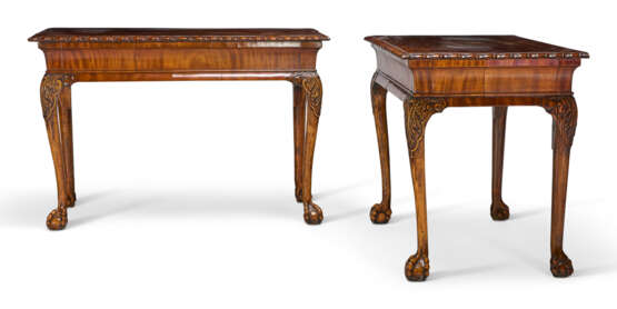 A PAIR OF ENGLISH WALNUT AND MAHOGANY SIDE TABLES - Foto 4