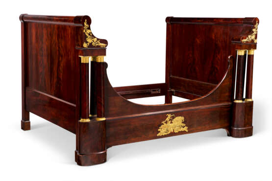 A RESTAURATION ORMOLU-MOUNTED AND MIRROR-INSET MAHOGANY LIT D'ALCOVE - photo 1