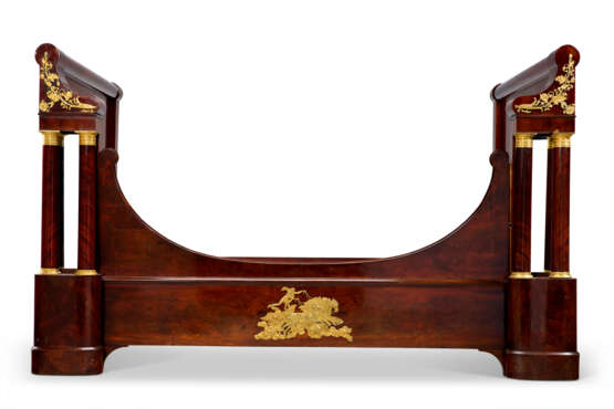 A RESTAURATION ORMOLU-MOUNTED AND MIRROR-INSET MAHOGANY LIT D'ALCOVE - photo 2