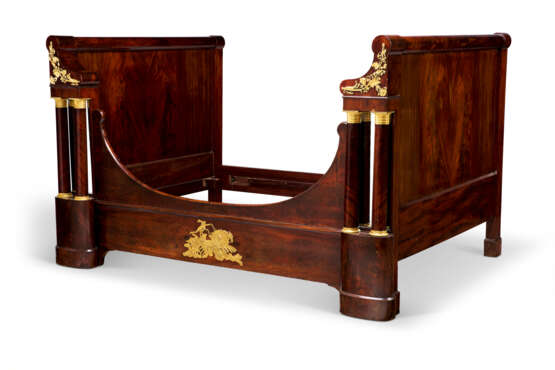A RESTAURATION ORMOLU-MOUNTED AND MIRROR-INSET MAHOGANY LIT D'ALCOVE - photo 3