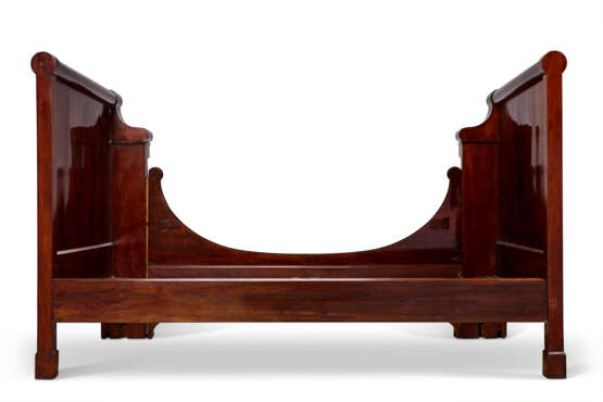 A RESTAURATION ORMOLU-MOUNTED AND MIRROR-INSET MAHOGANY LIT D'ALCOVE - photo 4
