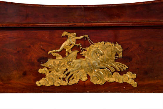 A RESTAURATION ORMOLU-MOUNTED AND MIRROR-INSET MAHOGANY LIT D'ALCOVE - photo 6
