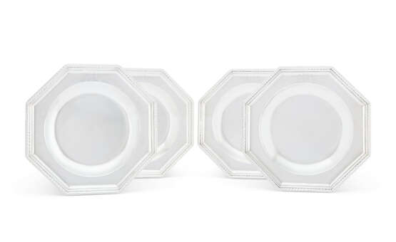 A SET OF FOUR GEORGE II SILVER SECOND COURSE DISHES - Foto 1