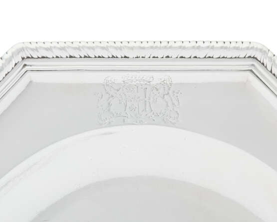 A SET OF FOUR GEORGE II SILVER SECOND COURSE DISHES - Foto 2