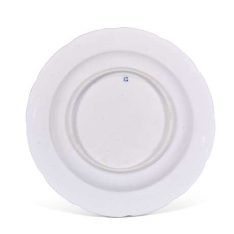 FOURTEEN RUSSIAN PORCELAIN DINNER PLATES FROM THE SERVICE OF THE ORDER OF ST. VLADIMIR - photo 3