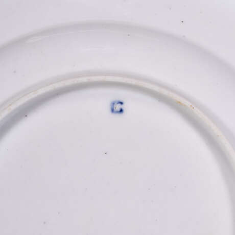 FOURTEEN RUSSIAN PORCELAIN DINNER PLATES FROM THE SERVICE OF THE ORDER OF ST. VLADIMIR - photo 4