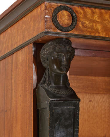 A REGENCY PATINATED-METAL MOUNTED FIGURED MAHOGANY AND PARCEL-BRONZED BREAKFRONT BOOKCASE - фото 5