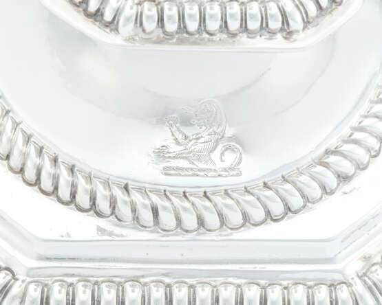 A PAIR OF WILLIAM III SILVER CANDLESTICKS - photo 2