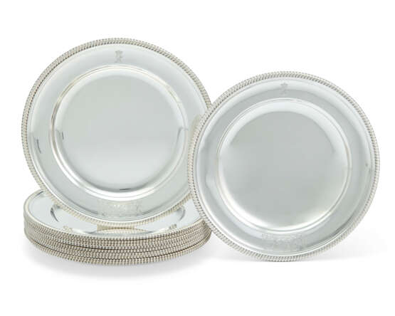 A SET OF ELEVEN GEORGE III SILVER DINNER PLATES - photo 1
