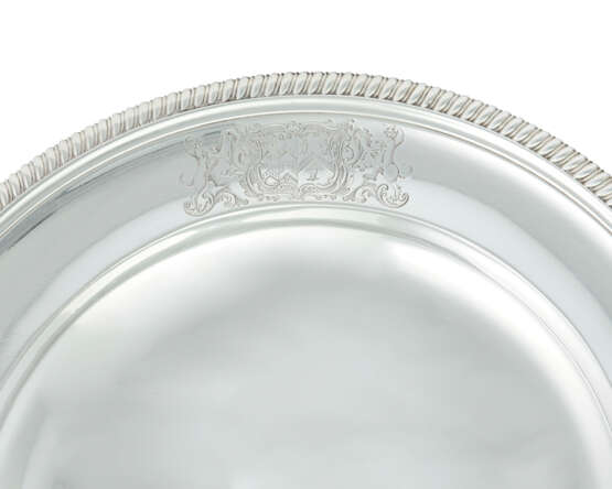 A SET OF ELEVEN GEORGE III SILVER DINNER PLATES - photo 2