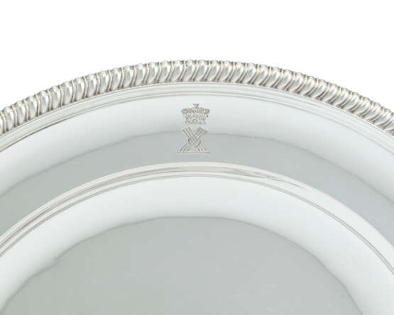 A SET OF ELEVEN GEORGE III SILVER DINNER PLATES - photo 4