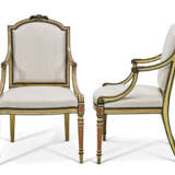 A PAIR OF GEORGE III POLYCHROME-PAINTED ARMCHAIRS - Foto 3