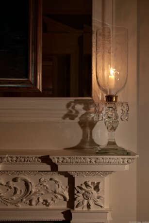 A PAIR OF ENGLISH MOLDED, CUT AND ETCHED GLASS PHOTOPHORES - photo 2