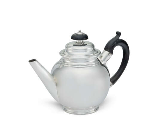 A GEORGE II SILVER TEAPOT - photo 1