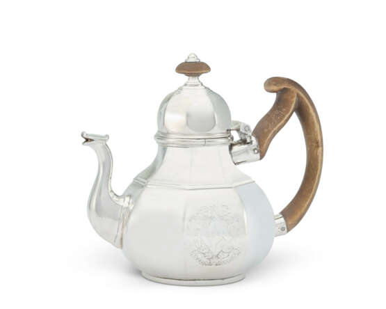 A GEORGE I SILVER TEAPOT - photo 1