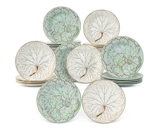 TWO SETS OF ENGLISH CERAMIC LEAF-MOLDED DESSERT PLATES - Foto 1