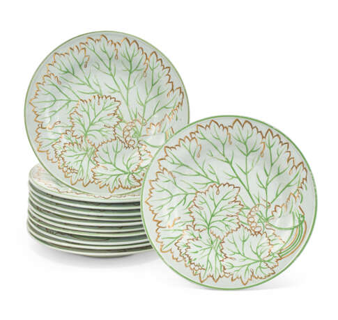 TWO SETS OF ENGLISH CERAMIC LEAF-MOLDED DESSERT PLATES - Foto 2