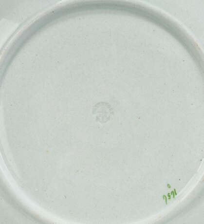 TWO SETS OF ENGLISH CERAMIC LEAF-MOLDED DESSERT PLATES - Foto 5