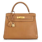 A GOLD COURCHEVEL LEATHER RETOURNÉ KELLY 28 WITH GOLD HARDWARE - photo 1