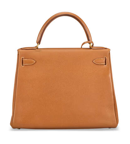 A GOLD COURCHEVEL LEATHER RETOURNÉ KELLY 28 WITH GOLD HARDWARE - photo 3