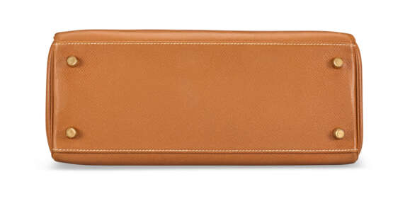 A GOLD COURCHEVEL LEATHER RETOURNÉ KELLY 28 WITH GOLD HARDWARE - photo 4