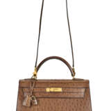 A MARRON OSTRICH SELLIER KELLY 32 WITH GOLD HARDWARE - photo 4