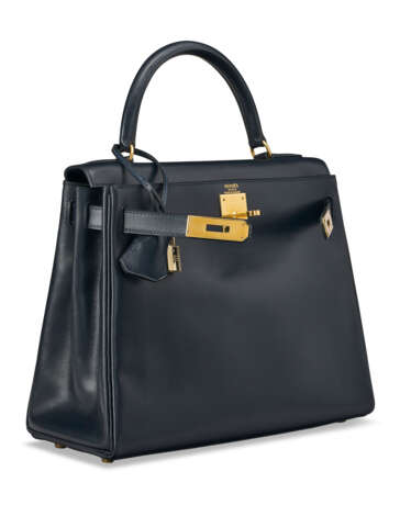 A BLEU INDIGO CALF BOX LEATHER RETOURNÉ KELLY 28 WITH GOLD HARDWARE. - photo 2