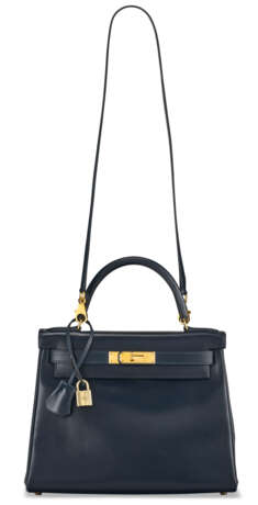 A BLEU INDIGO CALF BOX LEATHER RETOURNÉ KELLY 28 WITH GOLD HARDWARE. - photo 4