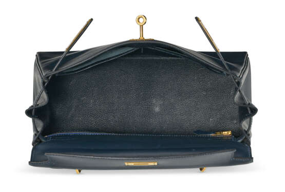 A BLEU INDIGO CALF BOX LEATHER RETOURNÉ KELLY 28 WITH GOLD HARDWARE. - photo 5