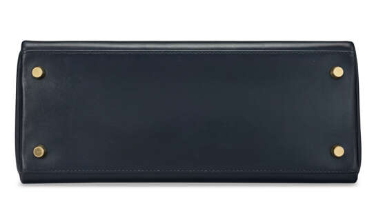 A BLEU INDIGO CALF BOX LEATHER RETOURNÉ KELLY 28 WITH GOLD HARDWARE. - photo 6
