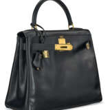 A BLACK CALF BOX LEATHER RETOURNÉ KELLY 28 WITH GOLD HARDWARE - photo 2