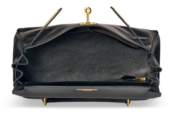 A BLACK CALF BOX LEATHER RETOURNÉ KELLY 28 WITH GOLD HARDWARE - photo 4