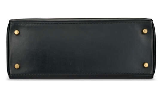 A BLACK CALF BOX LEATHER RETOURNÉ KELLY 28 WITH GOLD HARDWARE - photo 5
