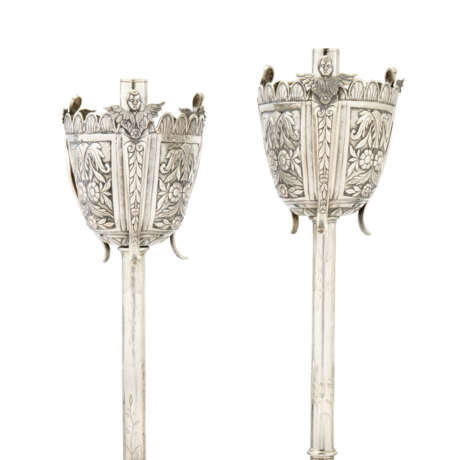 A PAIR OF SPANISH COLONIAL SILVER PARADE LANTERNS - фото 2