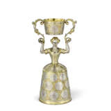A RARE GERMAN PARCEL-GILT SILVER COIN-SET LARGE WAGER CUP OR JUNGFERNBECHER - фото 1