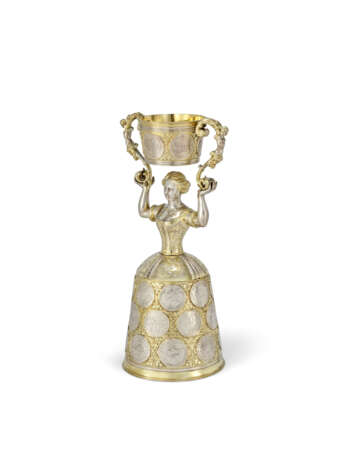A RARE GERMAN PARCEL-GILT SILVER COIN-SET LARGE WAGER CUP OR JUNGFERNBECHER - фото 2