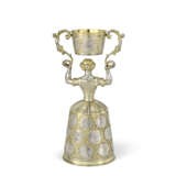 A RARE GERMAN PARCEL-GILT SILVER COIN-SET LARGE WAGER CUP OR JUNGFERNBECHER - фото 3