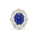 SAPPHIRE AND DIAMOND CLUSTER RING - photo 2