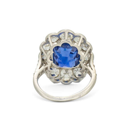 SAPPHIRE AND DIAMOND CLUSTER RING - photo 5
