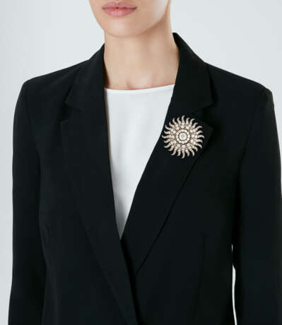 LATE 19TH CENTURY DIAMOND SUNBURST BROOCH - photo 4