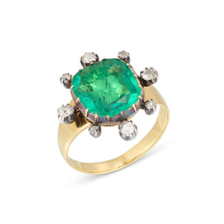 ANTIQUE EMERALD AND DIAMOND RING - photo 1