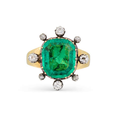 ANTIQUE EMERALD AND DIAMOND RING - photo 2